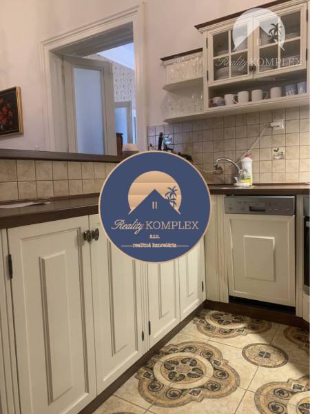 Vám ponúka do PRENÁJMU čarovný, úplne zrekonštr - Kuchyňa v rodinnom dome so vzorovanou podlahou a bielym nábytkom.