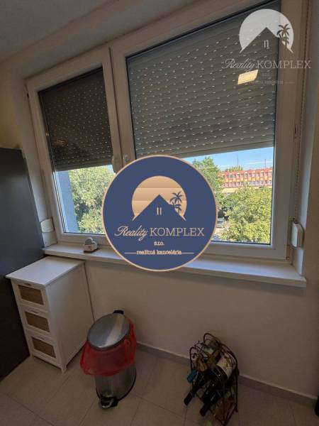 Vám ponúka exkluzívne na predaj moderný, komple - Interiér 1-izbového bytu s oknom, odpadkovým košom a policovým úložným systémom.