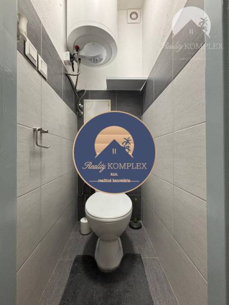 Vám ponúka exkluzívne na predaj moderný, komple - Toaleta v 1-izbovom byte s ohrievačom na stene, jednoduchý dizajn a úložný priestor.