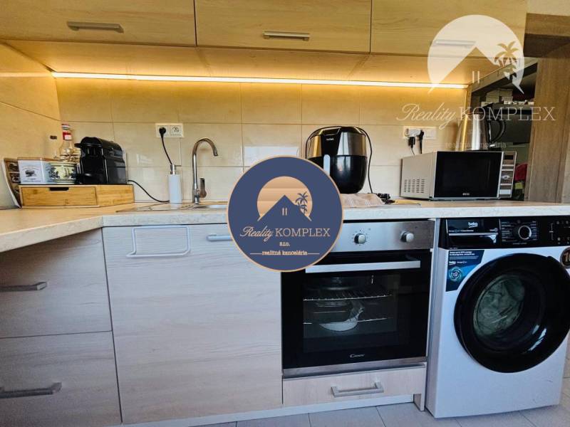 Vám ponúka exkluzívne na predaj moderný, komple - Kuchyňa v 1-izbovom byte s varnou doskou, umývačkou a práčkou.
