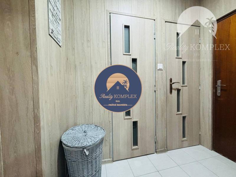 Vám ponúka exkluzívne na predaj moderný, komple - Vstupná chodba v 1-izbovom byte s drevenými dverami a prúteným košíkom.