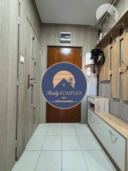 Vám ponúka exkluzívne na predaj moderný, komple - Chodba v 1-izbovom byte so vstavaným nábytkom a dlažbou na podlahe.