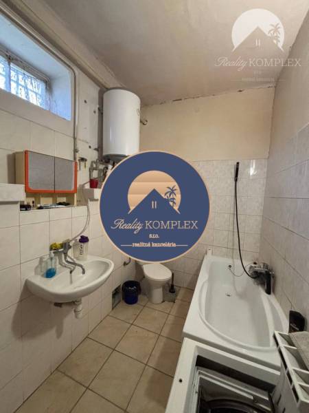 Reality KOMPLEX Vám ponúka EXKLUZÍVNE na predaj rodinný dom, ktorý sa  - Kúpeľňa v rodinnom dome s vaňou, umývadlom a pračkou.