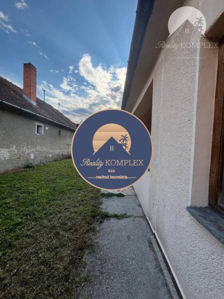 Reality KOMPLEX Vám ponúka EXKLUZÍVNE na predaj rodinný dom, ktorý sa  - Rodinný dom vo Veľkom Mederi so záhradkou a chodníkom, s výhľadom na oblohu.