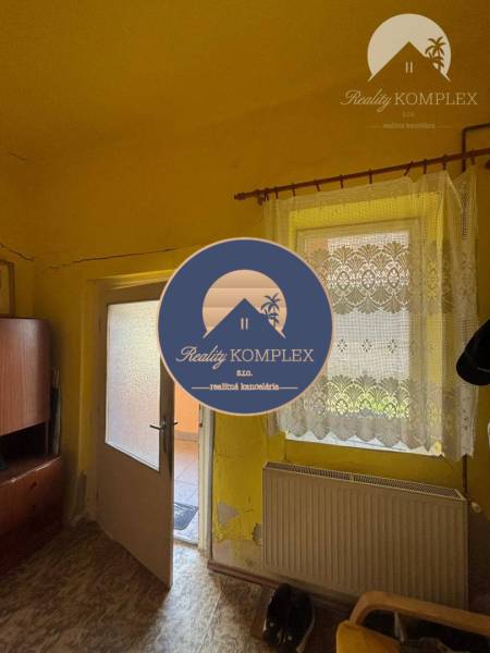 Reality KOMPLEX Vám ponúka EXKLUZÍVNE na predaj rodinný dom, ktorý sa  - Predsieň v rodinnom dome, s podlahou s dreveným dekorom a žltými stenami.