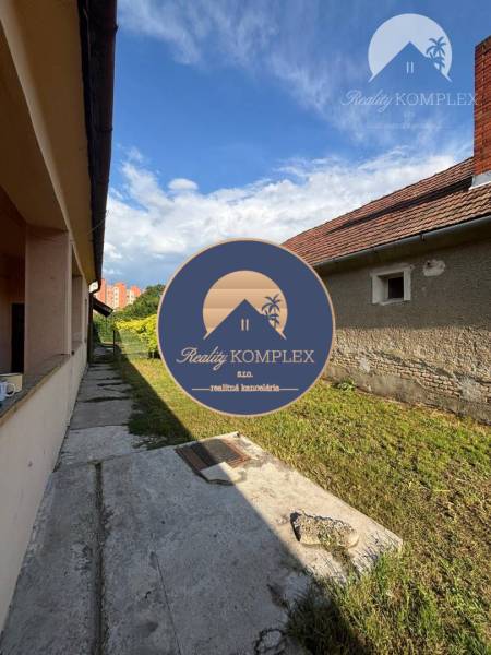 Reality KOMPLEX Vám ponúka EXKLUZÍVNE na predaj rodinný dom, ktorý sa  - Rodinný dom vo Veľkom Mederi s betónovým chodníkom a prístupom na trávnatú plochu.