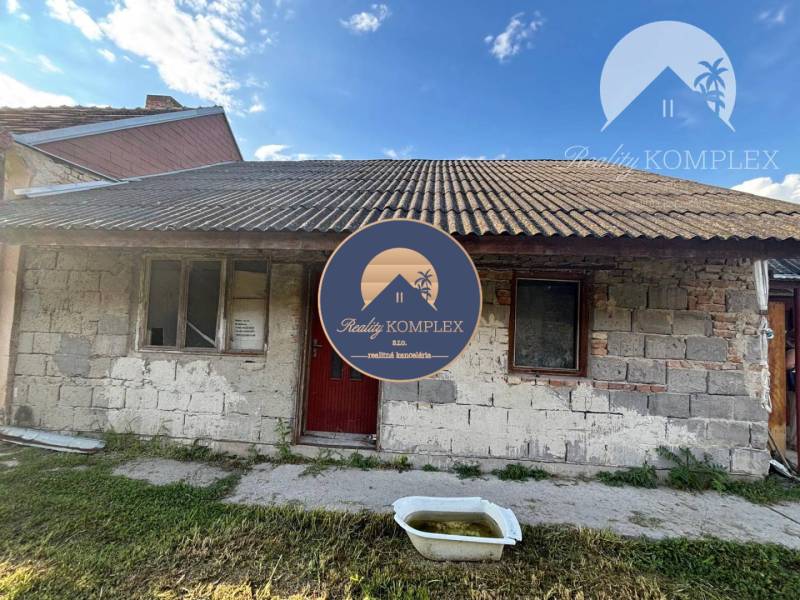 Reality KOMPLEX Vám ponúka EXKLUZÍVNE na predaj rodinný dom, ktorý sa  - Rodinný dom vo Veľkom Mederi s jednoduchou fasádou a šikmou strechou.