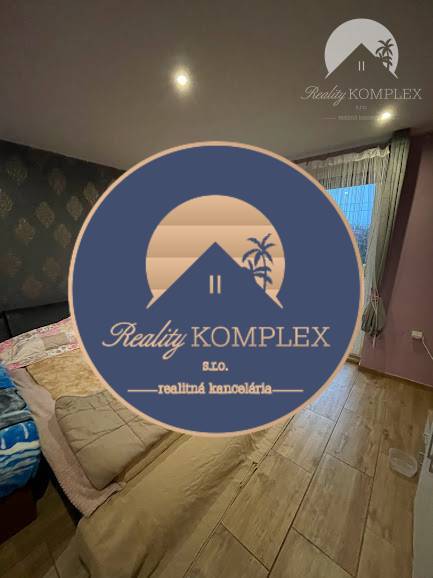 !!! LEN U NÁS!!! Vám ponúka NA PREDAJ rodinný d - Spálňa s veľkým oknom v rodinnom dome s drevenou podlahou a tapetovanou stenou.