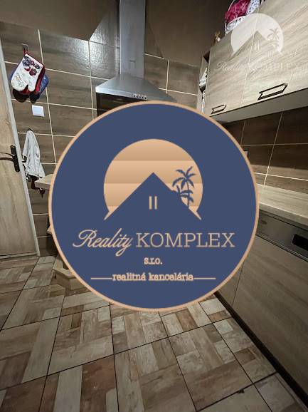 !!! LEN U NÁS!!! Vám ponúka NA PREDAJ rodinný d - Kuchyňa v rodinnom dome s hnedými obkladmi a digestorom.