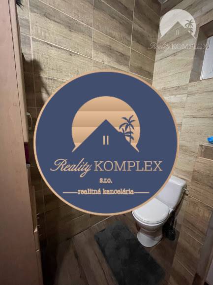 !!! LEN U NÁS!!! Vám ponúka NA PREDAJ rodinný d - Kúpeľňa v rodinnom dome s toaletou a obkladmi vo svetlej farbe.