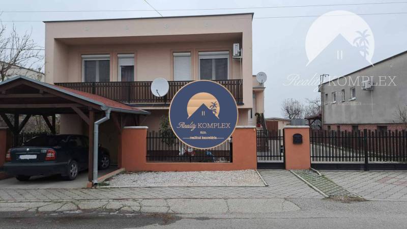 !!! LEN U NÁS!!! Vám ponúka NA PREDAJ rodinný d - Rodinný dom na Hlavnej ulici v Kostolných Kračanoch s garážovým státím a satelitmi.