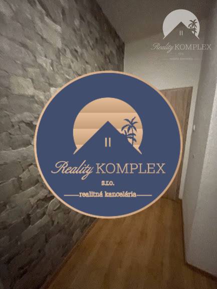 !!! LEN U NÁS!!! Vám ponúka NA PREDAJ rodinný d - Chodba v rodinnom dome s kamenným obkladom a drevenou podlahou.