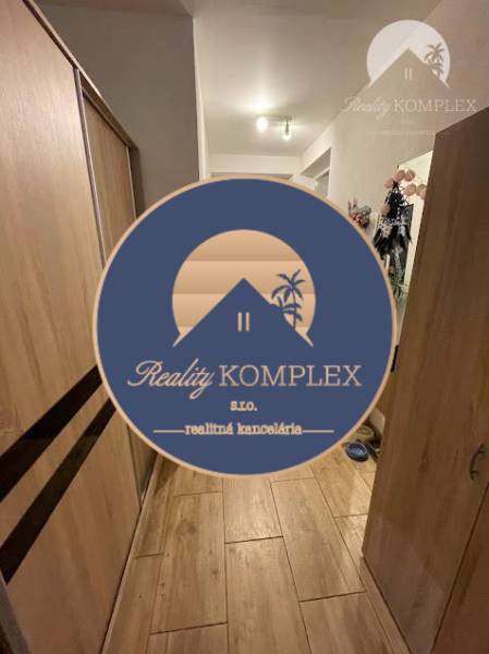 !!! LEN U NÁS!!! Vám ponúka NA PREDAJ rodinný d - Chodba v rodinnom dome s drevenou podlahou a skriňou.