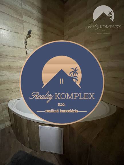 !!! LEN U NÁS!!! Vám ponúka NA PREDAJ rodinný d - Kúpeľňa s rohovou vaňou v rodinnom dome, obložená drevenými obkladmi.