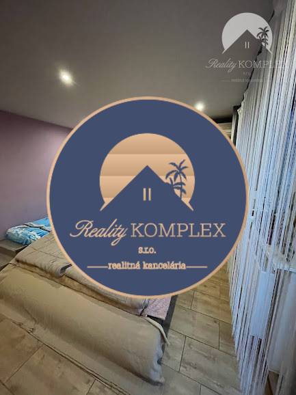 !!! LEN U NÁS!!! Vám ponúka NA PREDAJ rodinný d - Spálňa v rodinnom dome s posteľou, dlažbou a závesmi.