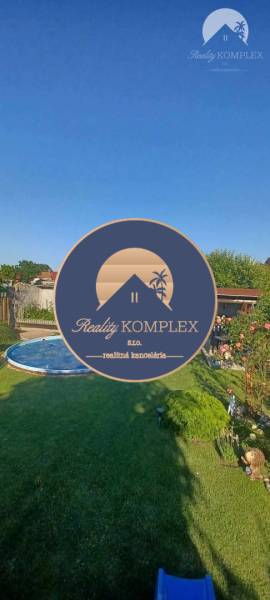 !!! LEN U NÁS!!! Vám ponúka NA PREDAJ rodinný d - Záhrada rodinného domu na Hlavnej ulici v Kostolných Kračanoch s bazénom a rastlinami.