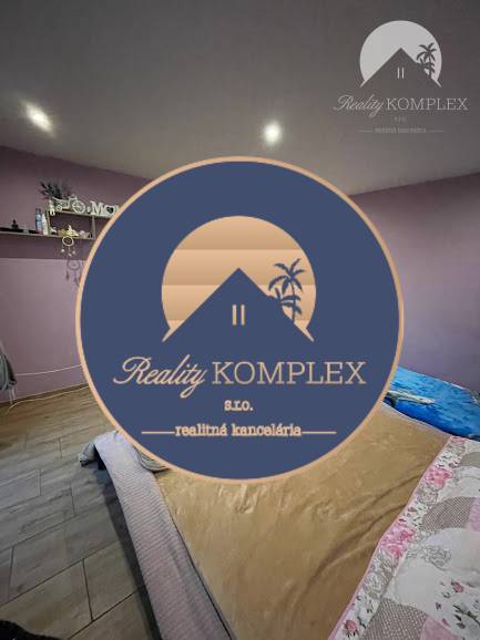 !!! LEN U NÁS!!! Vám ponúka NA PREDAJ rodinný d - Fialová izba v rodinnom dome s posteľou a poličkou na stene.