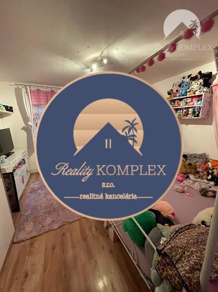 !!! LEN U NÁS!!! Vám ponúka NA PREDAJ rodinný d - Detská izba s posteľou a plyšovými hračkami v rodinnom dome.