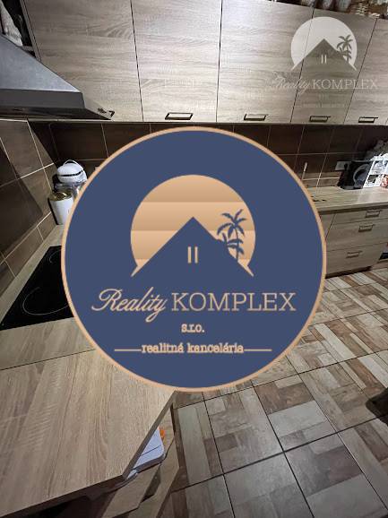 !!! LEN U NÁS!!! Vám ponúka NA PREDAJ rodinný d - Kuchyňa v rodinnom dome s drevenými skrinkami a spotrebičmi.