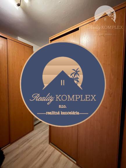 !!! LEN U NÁS!!! Vám ponúka NA PREDAJ rodinný d - Skriňové úložné priestory v rodinnom dome s drevenými posuvnými dverami a podlahou.