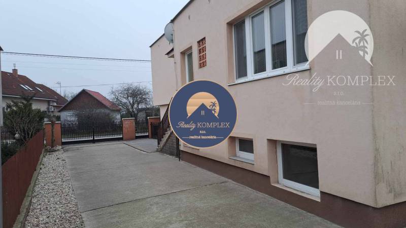 !!! LEN U NÁS!!! Vám ponúka NA PREDAJ rodinný d - Rodinný dom na Hlavnej ulici v Kostolných Kračanoch s betónovým chodníkom.