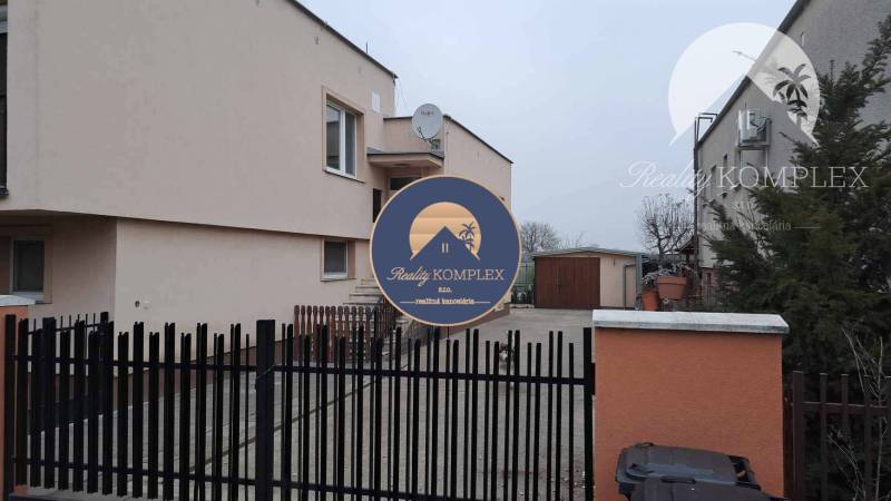 !!! LEN U NÁS!!! Vám ponúka NA PREDAJ rodinný d - Rodinný dom na Hlavnej ulici v Kostolných Kračanoch so záhradným domčekom a oplotením.