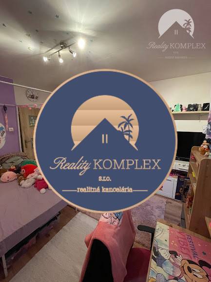 !!! LEN U NÁS!!! Vám ponúka NA PREDAJ rodinný d - Detská izba v rodinnom dome s posteľou a hračkami, svetlá na strope.