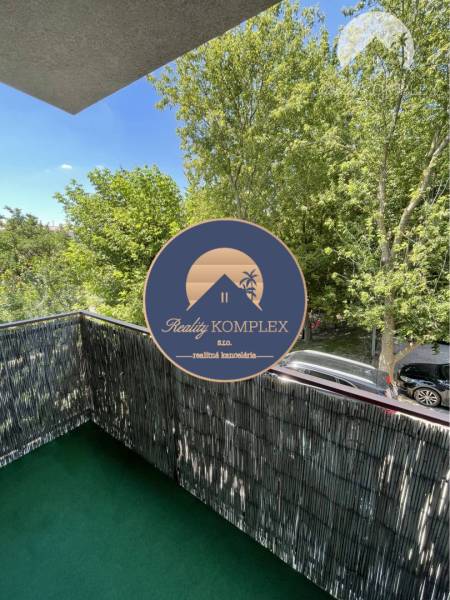 Vám ponúka na Prenájom 2-izbový byt s loggiou  - Balkón 2-izbového bytu na ulici Priemyselná v Dunajskej Strede s výhľadom na zeleň.