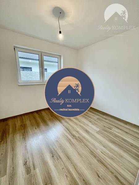 Vám ponúka modernú 4-izbovú novostavbu v Dunajs - Izba v rodinnom dome s podlahou s dreveným dekorom a oknom.