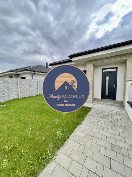 Vám ponúka modernú 4-izbovú novostavbu v Dunajs - Rodinný dom v Dunajskej Strede, Florida Villa Park s udržiavaným trávnikom a dláždeným chodníkom.