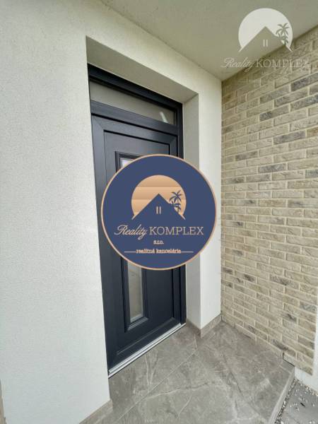 Vám ponúka modernú 4-izbovú novostavbu v Dunajs - Vstupné dvere rodinného domu v Dunajskej Strede na Florida Villa Park s obkladom z tehál.