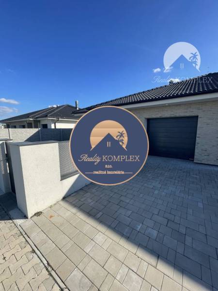 Vám ponúka modernú 4-izbovú novostavbu v Dunajs - Rodinný dom na ulici Florida Villa Park v Dunajskej Strede s dláždeným dvorom.