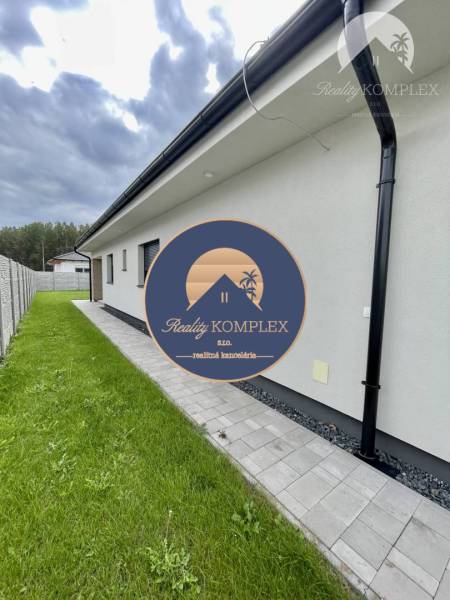 Vám ponúka modernú 4-izbovú novostavbu v Dunajs - Rodinný dom v Dunajskej Strede na ulici Florida Villa Park s chodníkom a trávnikom.