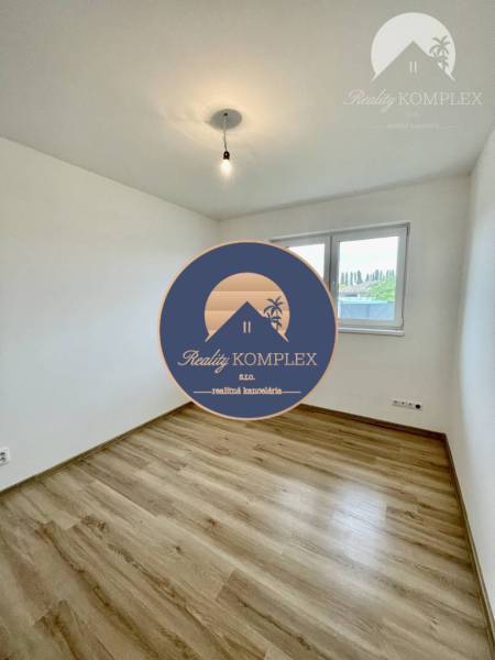 Vám ponúka modernú 4-izbovú novostavbu v Dunajs - Miestnosť v Rodinnom dome s podlahou s dreveným dekorom a jednoduchým osvetlením.