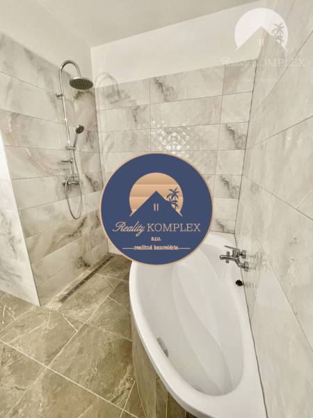 Vám ponúka modernú 4-izbovú novostavbu v Dunajs - Kúpeľňa v rodinnom dome s voľne stojacou vaňou a sprchou, dlažba s mramorovým vzhľadom.