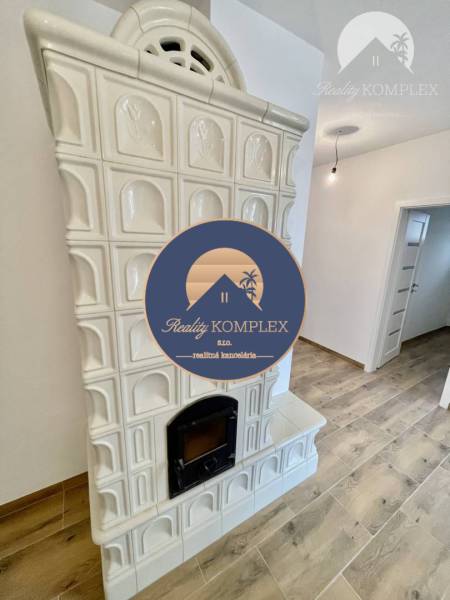 Vám ponúka modernú 4-izbovú novostavbu v Dunajs - Kachľová pec a podlaha s dreveným dekorom v rodinnom dome.