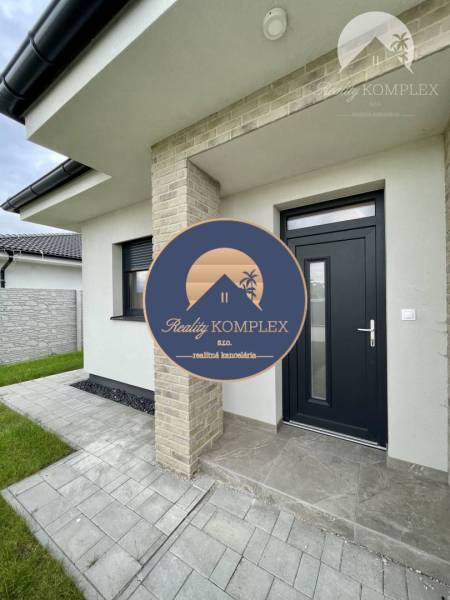 Vám ponúka modernú 4-izbovú novostavbu v Dunajs - Vstup Rodinného domu na Florida Villa Park v Dunajskej Strede so zámkovou dlažbou a plotom.