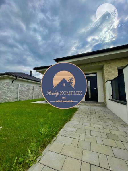 Vám ponúka modernú 4-izbovú novostavbu v Dunajs - Rodinný dom na Florida Villa Park v Dunajskej Strede s upraveným trávnikom a chodníkom.