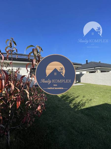 Vám ponúka modernú 4-izbovú novostavbu v Dunajs - Rodinný dom na ulici Florida Villa Park v Dunajskej Strede so záhradou a modrou oblohou.