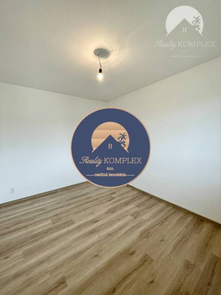 Vám ponúka modernú 4-izbovú novostavbu v Dunajs - Izba v rodinnom dome s podlahou s dreveným dekorom a bielymi stenami.