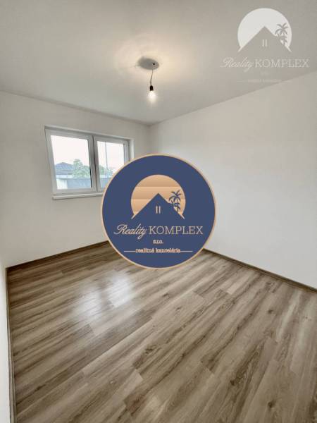 Vám ponúka modernú 4-izbovú novostavbu v Dunajs - Izba v rodinnom dome s podlahou s dreveným dekorom a jednoduchým osvetlením.