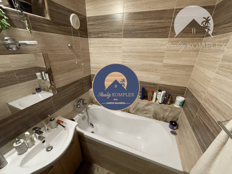 Vám ponúka 3-izbový byt s loggiou po kompletnej - Kúpeľňa so sprchovým kútom a umývadlom v 3-izbovom byte.