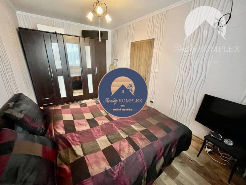 Vám ponúka 3-izbový byt s loggiou po kompletnej - Spálňa so vstavanou skriňou, posteľou, podlahou s dreveným dekorom v 3-izbovom byte.