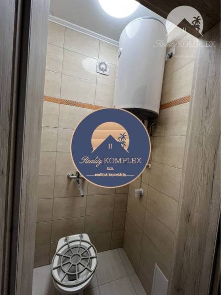 Vám ponúka na PREDAJ kompletne zrekonštruovaný  - Kúpeľňa v rodinnom dome s toaletou a elektrickým bojlerom.