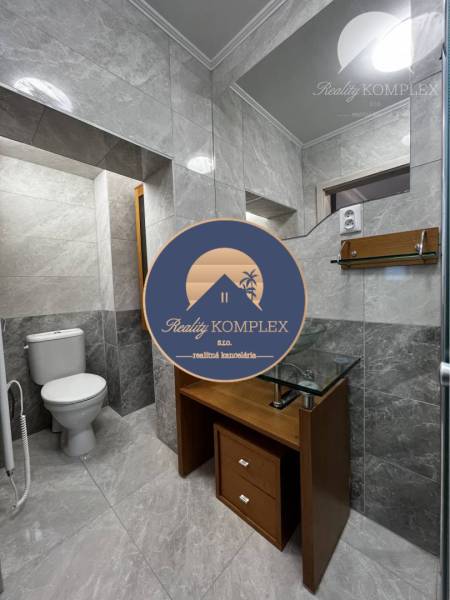 Vám ponúka na PREDAJ kompletne zrekonštruovaný  - Kúpeľňa s keramickými obkladmi a toaletou v rodinnom dome.