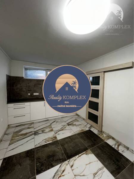 Vám ponúka na PREDAJ kompletne zrekonštruovaný  - Kuchyňa v Rodinnom dome s dlažbou mramorového vzoru a svetlým zariadením.