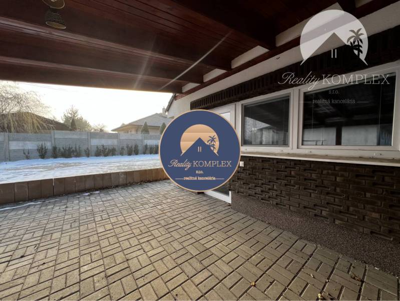 Vám ponúka na PREDAJ kompletne zrekonštruovaný  - Terasa pri rodinnom dome na ulici Dolný Bar v Dolnom Bare, spevnená dlažba.