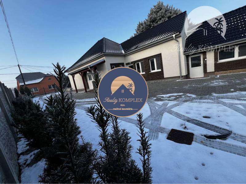 Vám ponúka na PREDAJ kompletne zrekonštruovaný  - Snehom pokrytý rodinný dom na ulici Dolný Bar v Dolnom Bare.