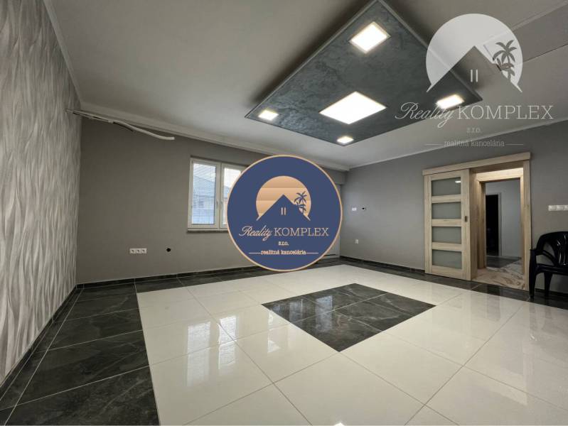 Vám ponúka na PREDAJ kompletne zrekonštruovaný  - Interiér rodinného domu s dlažbou a špeciálnym stropným osvetlením.