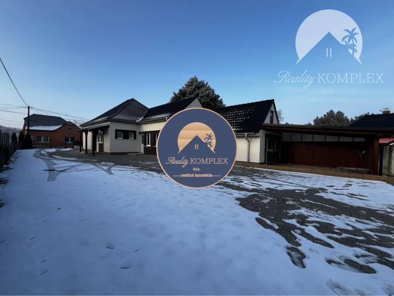 Vám ponúka na PREDAJ kompletne zrekonštruovaný  - Rodinný dom v Dolnom Bare na ulici Dolný Bar obklopený snehovou pokrývkou.